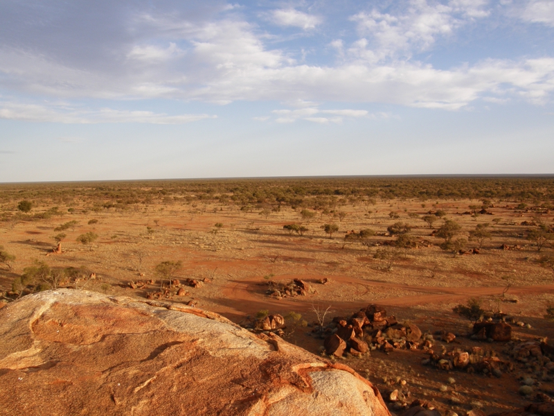 Blick von einem Granithuegel ueber das Outback.