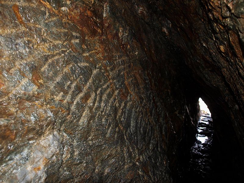 Schraemmspuren Stollen Toegischer Bachtal, Defereggen Osttirol.jpg