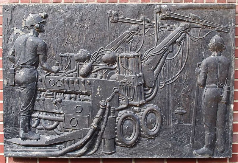 P9283907.jpg (143.45 KiB) 32007 mal betrachtet Mittleres Relief ehem. Knappenheim Sangerhausen