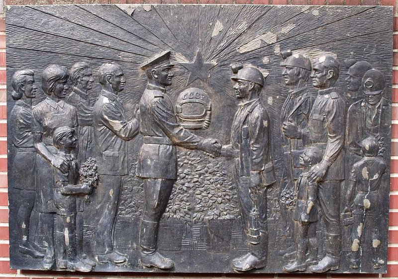 Linkes Relief ehem. Knappenheim Sangerhausen