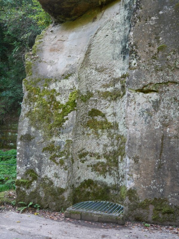 Römisches Bergwerk und Steinbruch Pützlöcher. Durch Steinbruchbetrieb angeschnittener römischer Bergwerksschacht.