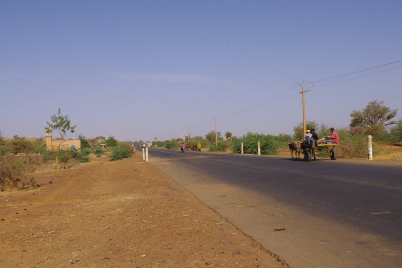 IMGP3442.jpg (440.32 KiB) 34046 mal betrachtet Hauptstrasse parallel des Niger noerdlich von Niamey