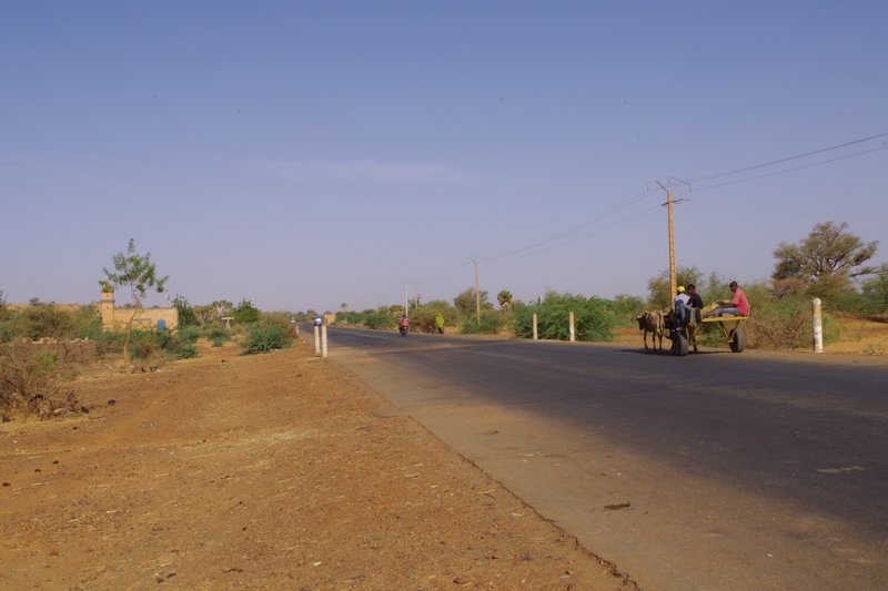 Hauptstrasse parallel des Niger noerdlich von Niamey