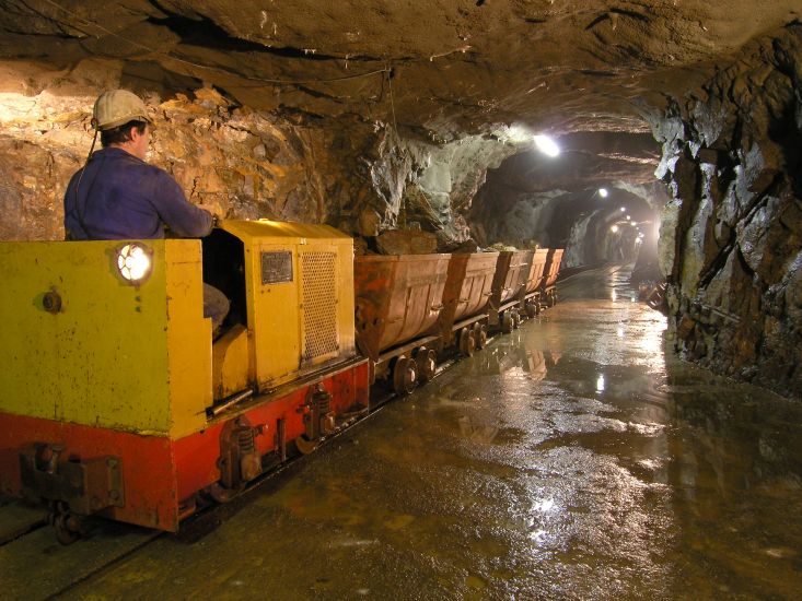 Ein Grubenzug am östlichen Ende des neu aufgefahrenen 110 m langen Querschlags bei den beiden Stahllagern. Die Förderwagen wurden mit dem Fahrschaufellader beladen (1 Wagen entspricht einer vollen Schaufel mit ca. 2 to.)  und nach übertage gefahren. Wir d