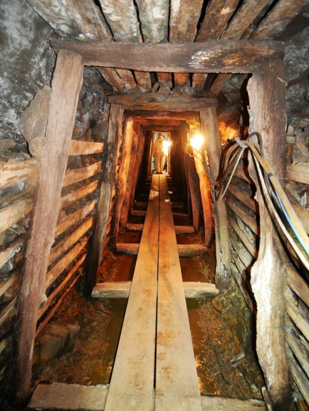 Holzausbau Muehlenberger Stollen Bleialf.jpg (99.75 KiB) 24191 mal betrachtet Türstockausbau Mühlenberger Stollen Bleialf