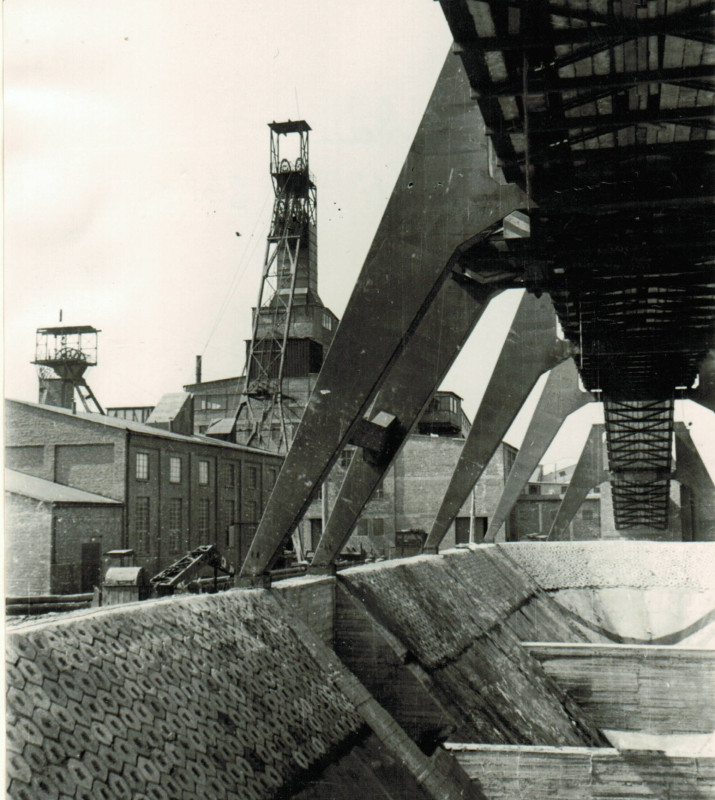 Schmirchau Schacht 367 li - 368 re - Bandbrücke Lehmwerk.jpg