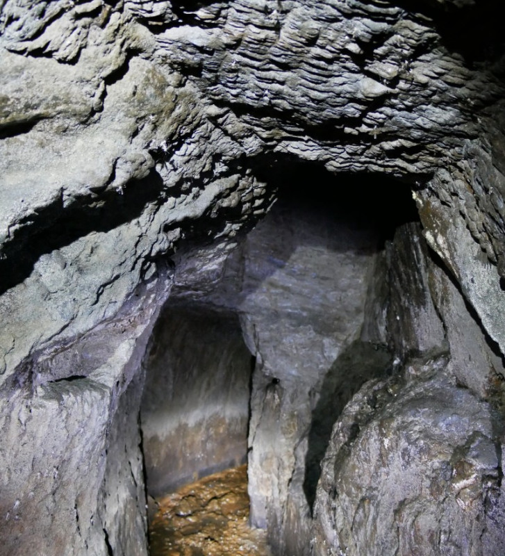 Stollenbereich unterhalb eines Lichtlochs im Bernkasteler Bergwerksbezirk