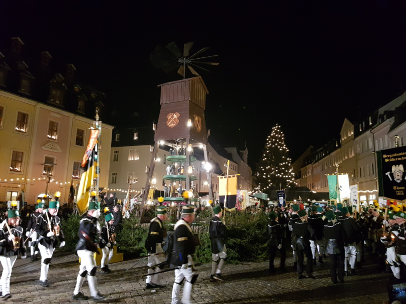 Bergparade_k.png (1.02 MiB) 30721 mal betrachtet Schneeberg zum Lichtlfest 2022