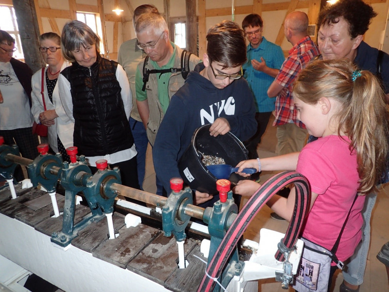 Erlebnistage in Wolfgangmaßen im Wäscheraum an der Setzmaschine.