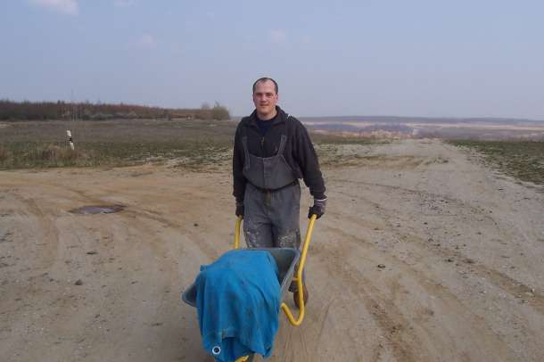 Transport mit der Schubkarre über ca. 2 km vom Tagebau zum Auto