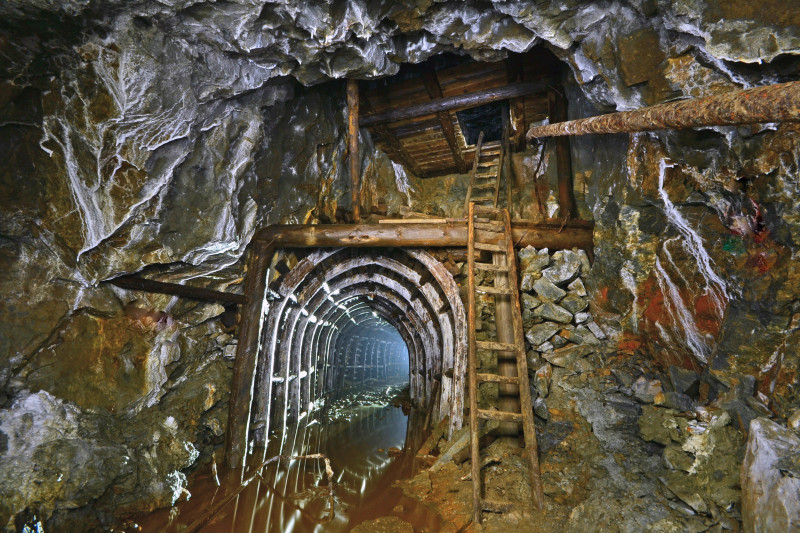 Rollenquerschlag mit Fahrtenüberhaun im ehemalgen Thüringer Erzbergbau.jpg