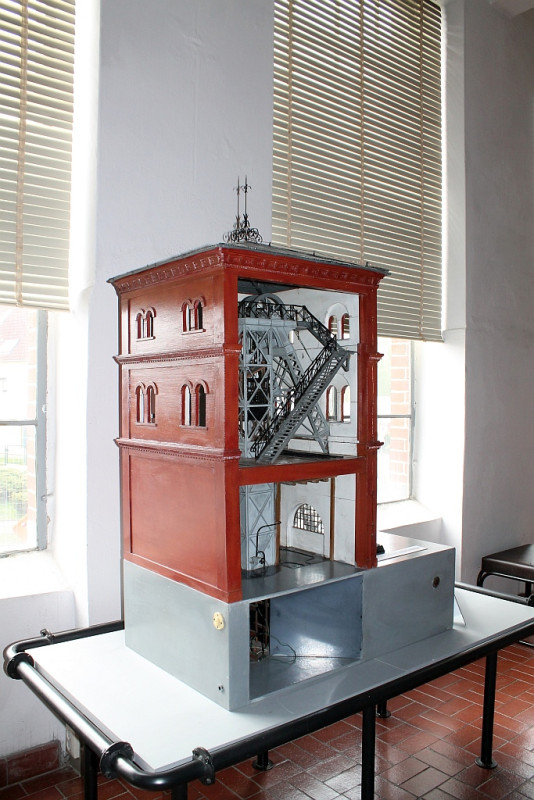 Modell Tiefbauschacht 2 Bergbaumuseum Oelsnitz.jpg