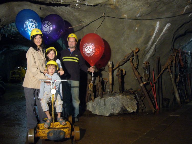 Eine kleine Auswahl unserer Handbhrhämmer im Schauinsland, daneben ein Kindergeburtstag mit hübscher Mama. Foto: FGS Juli 2007