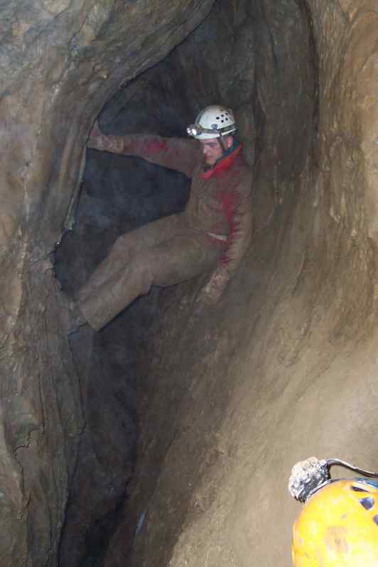 Hermannshöhle Ostklüfte<br />Überquerung einer nach unten offenen Kluft