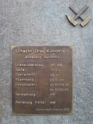 Bronzetafel der Wismut GmbH auf dem Schachtkopf.