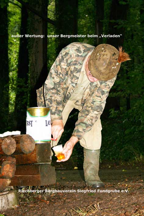außer Wertung:  Unser Bergmeister beim Verladen der besten Erzsorte Übertage ! :aetsch: