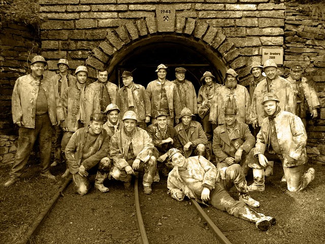 Komparsen des Spielfilmes &quot;Der Uranberg&quot; vorm dem rekonstruierten Stolln - Portal des Markus - Stollns No. 81 der SAG Wismut [ Foto: Ralf Langer ]