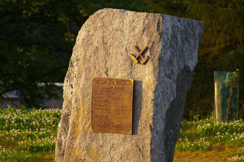 Monolyt auf dem verwahrten Schachtkopf von Heilige Drei Könige No.116 Annaberg-Buchholz im Abendlicht.