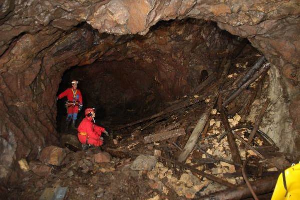 Schachtfuß vom Aufhauen zur Stollensohle vor dem Aufräumen