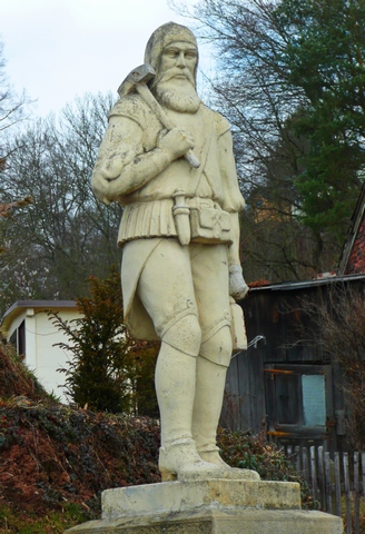 Hohenstein-Ernstthal St. Lampertus Bergmannsdenkmal (06gag).jpg