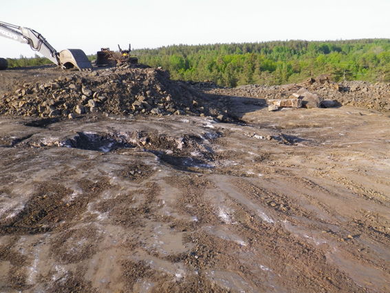 Landschaft vor und hinter dem Bagger
