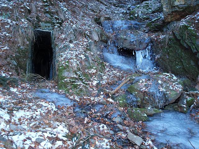 Kurzer Suchstollen mit vereisten Wasserfall bei Veldenz