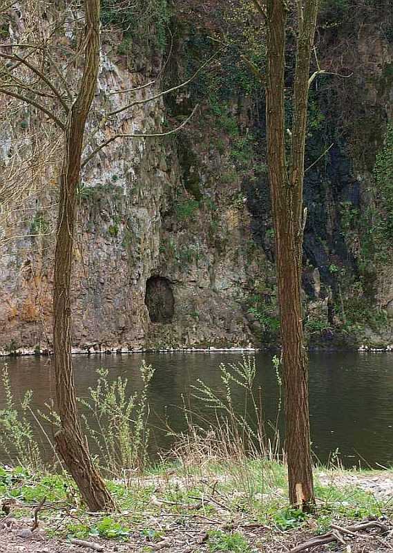 Kurzer Suchstollen über der Nahe bei Bad Münster am Stein