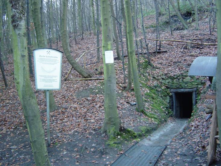 Das neugestaltete, dem Original nachempfundene Stollenmundloch vom Schleifmühlestollen an der Hohensyburg.