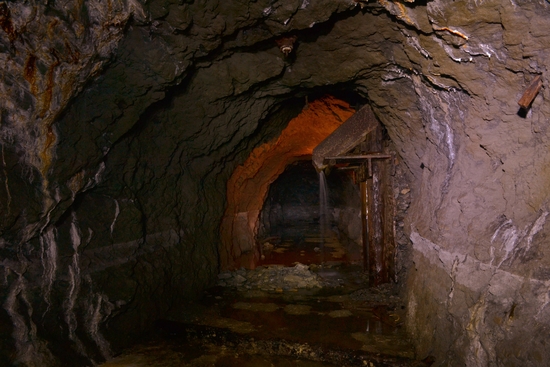 Rollenquerschlag mit hölzerner Erzrolle in einem ehemaligen Erzbergwerk in Thüringen