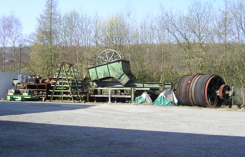 Am 01.04.2007 staubt das Fördergerüst vom Westschacht eingelagert bei der Stahlbaufirma Mudersbach in Friedewald ein.