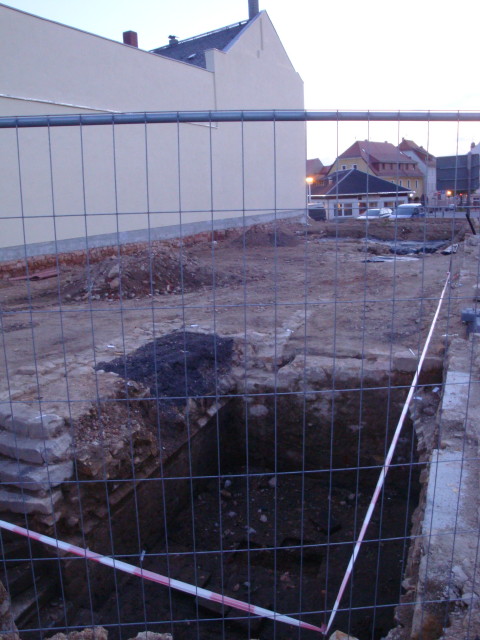 Grabungsfläche, im Hintergrund der Obertorplatz, li. die Wand unter Pkt.4