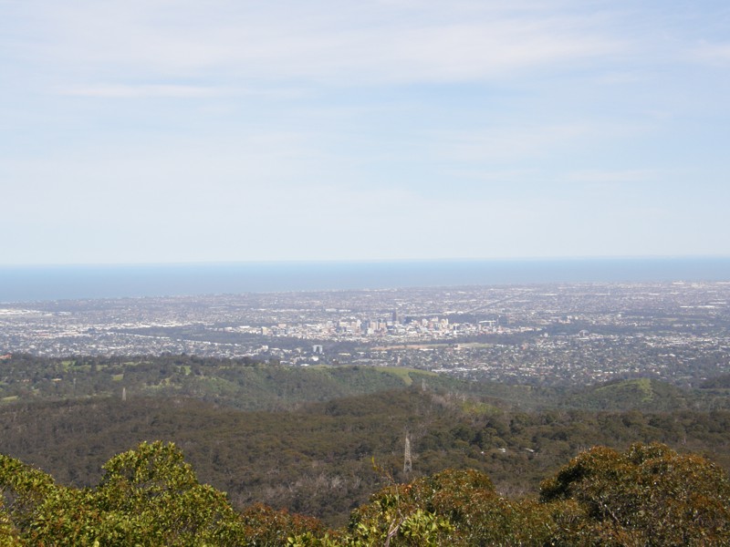 Adelaide vom etwa 750m hohen Hausberg Mt Lofty. Die Gruben von Glen Osmond liegen am Fuss der Huegel im Vordergrund.