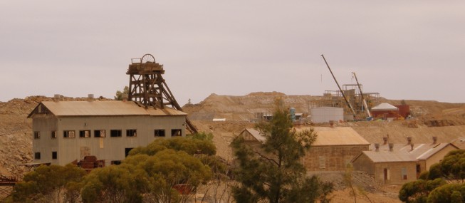 Ein alter Schacht der Junction Mine mit der in Bau befindlichen Aufbereitung der neuen Rasp Mine im Hintergrund.