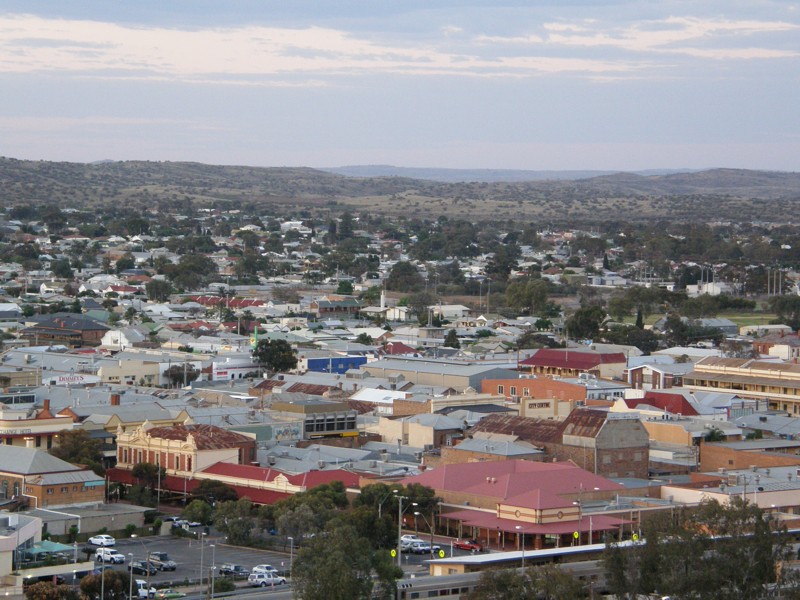 Das Zentrum von Broken Hill. Die rechtwinklig angelegten Strassen wurden meist nach Mineralen oder Elementen benannt.
