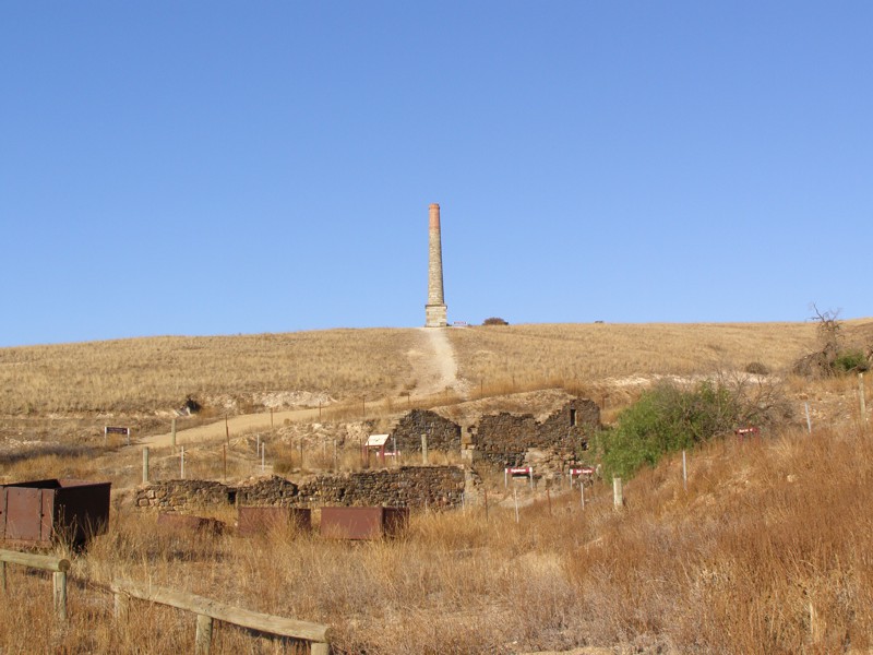 Blick ueber den Standort der alten Aufbereitung zu einem der Grubenschornsteine in Burra