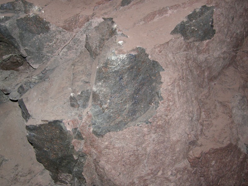 Das blaeulich-scheinende Mineral in der Haematitbrekkzie ist Bornit.