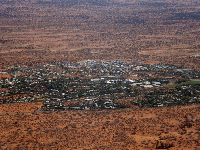 Roxby Downs aus dem Flieger. Die Stadt wurde nur fuer das Bergwerk Olympic Dam errichtet. Bennant ist sie nach der Roxby Downs Viehfarm, auf deren Gelaende die Lagerstaette gefunden wurde. Olympic Dam selbst ist nach einen kleinen Wasserdamm benannt, welchen der Farmer 1956 anlegte. Da gerade die Sommerspiele in Melbourne stattfanden, nannte er ihn Olympic Dam.