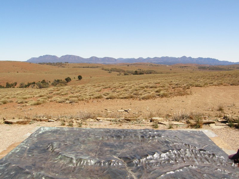 Wilpena Pound aus der Ferne. Im Vordergrund ist ein schoenes Modell der grossen Doppelfalte. Die Heysen Range ist die Verlaengerung von Wilpena Pount nach Nordwesten.