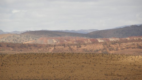 Die Halden der nicht-sulphidischen Zinkgrube Beltana im Hintergrund.
