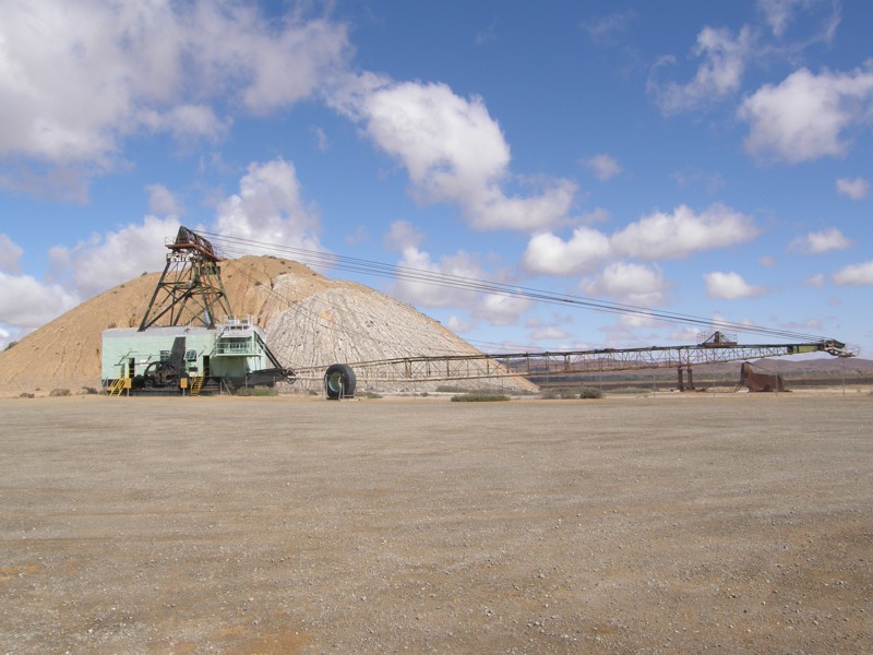 Eine alte Dragline am Aussichtspunkt von Leigh Creek.