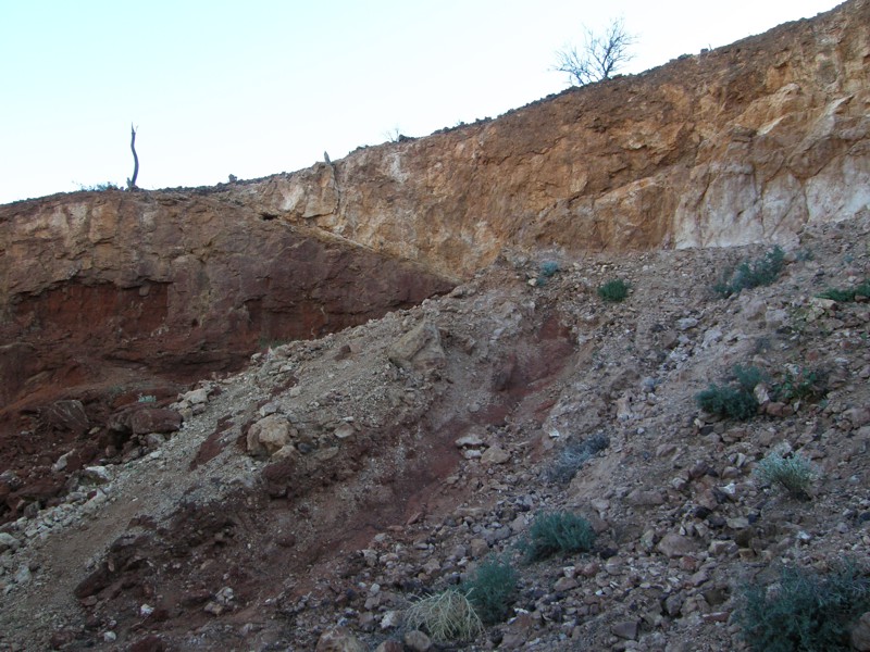 Schieb alt auf neu - eine schoen angeschnittene Stoerung auf dem Weg zu den Paralana Hotsprings.