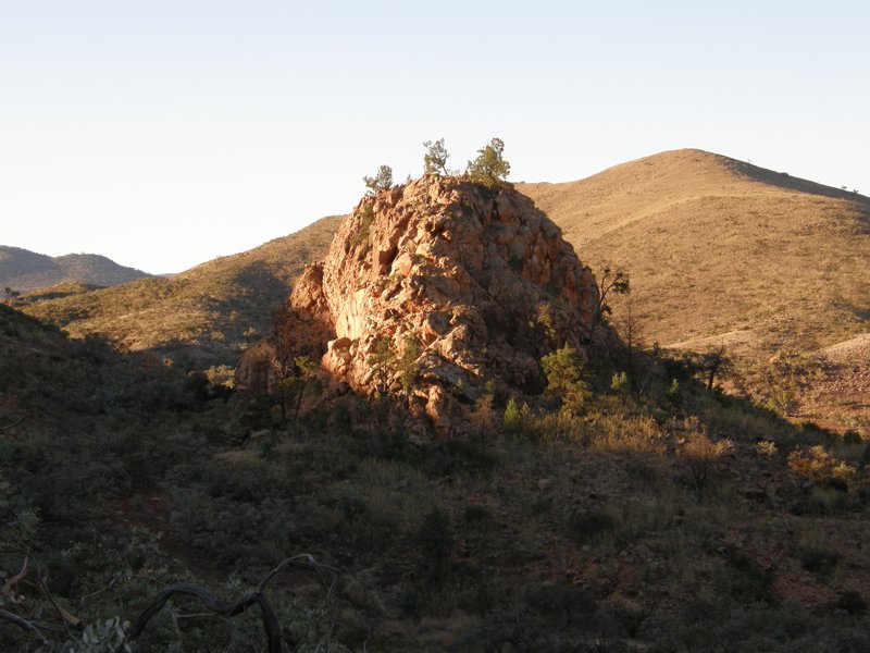 An den Pinnacles: Ein grosser Pegmatit im Abendlicht.