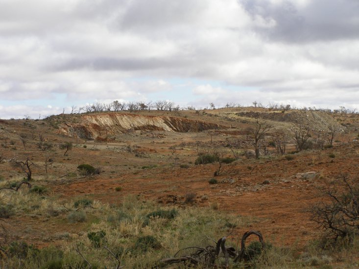 Mt Mulga - die kleine SEDEX Lagrstaette aus dem Palaeoproterozoikum produzierte rund 18,500t Schwerspat. Neben groben Magnetite befinden sich fein verteilt im Erz sich Kupferkies, Bornit und gediegen Gold.