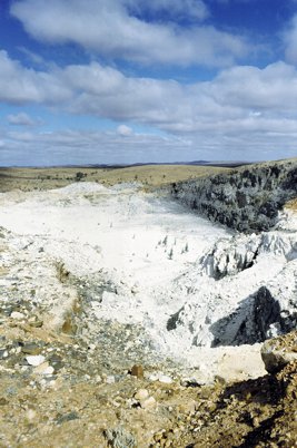 Die wichtigste Grube in Sued-Australien. Aus dem weissen hochreinen Albit wird Glas fuer Weinflaschen hergestellt.