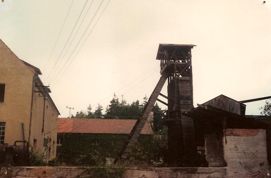 Der hölzerne Förderturm der Grube Cäcilia. Mit Stilllegung der benachbarten Grube Hermine 1987 wurde auch der Schacht Cäcilia nicht mehr gebraucht und der Förderturm abgebrochen.