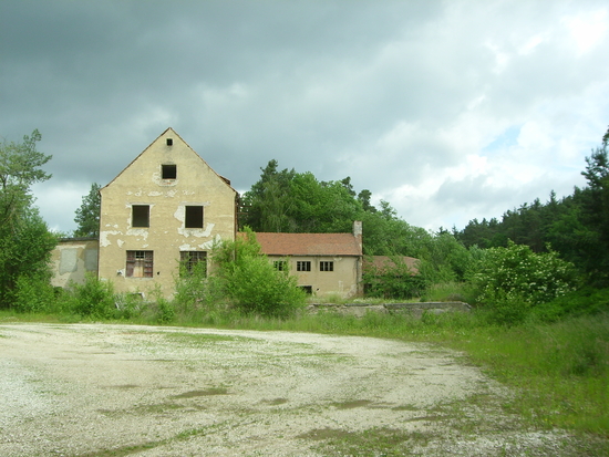 Fördermaschinengebäude Grube Cäcilia 2012<br />Der traurige Rest der zeitweise größten Flußspatgrube Europas.<br />Rechts stand einst der hölzerne Förderturm