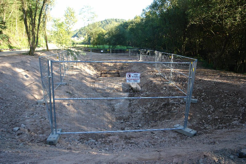 Blick auf das planierte Gelände. Eingezäunt ist noch der Bereich des &quot;Wiesenstollens&quot;, der nächstes Jahr saniert wird.