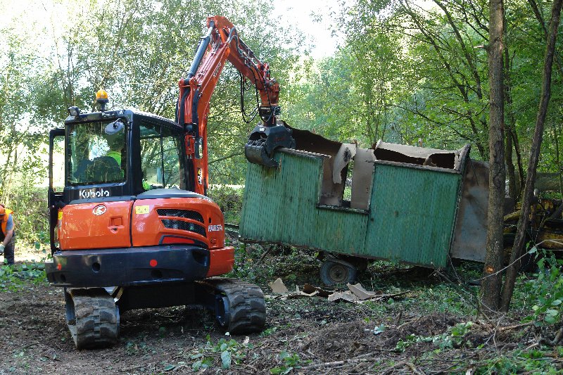 Die Räumung beginnt ... nach und nach wird die Vegetation gestutzt und die beweglichen Betriebsmittel geräumt.  Hier wird die Baubude in wenigen Minuten zerlegt.