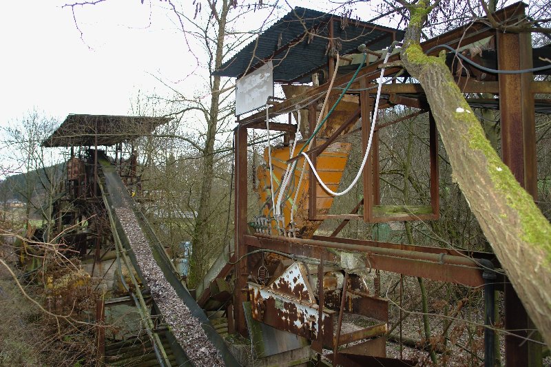 Direkt an der Straße standen die Siebanlage und die Sink- Schwimm-Anlage.