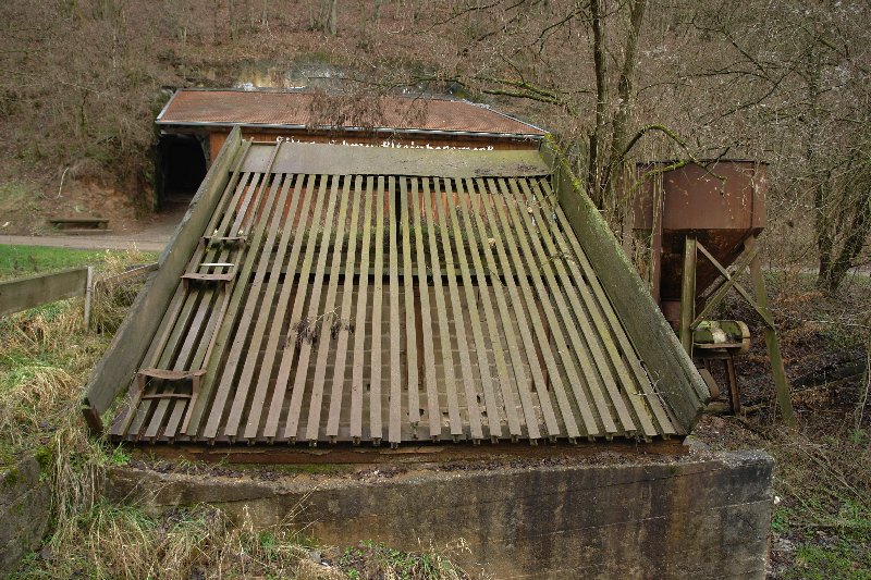 Das Grobsieb - rechts davon ist der Brecher zu sehen. Im Hintergrund befindet sich die Kaue des Besucherbergwerks mit dem Mundloch des &quot;Tiefbaustollen II&quot;.